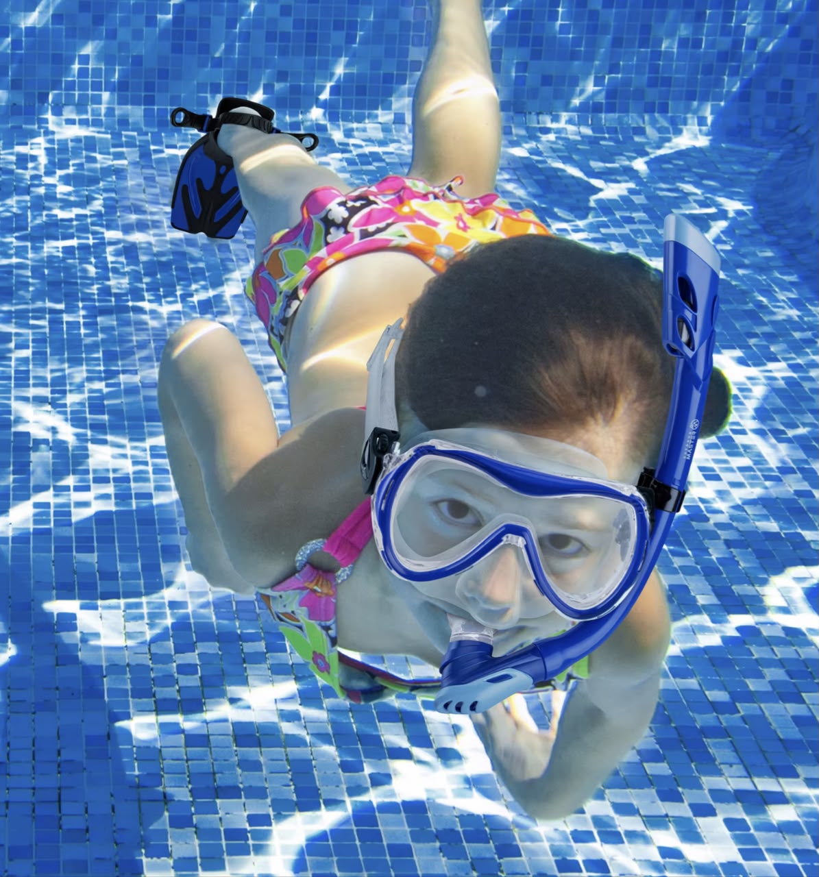 Swimming goggles with cap